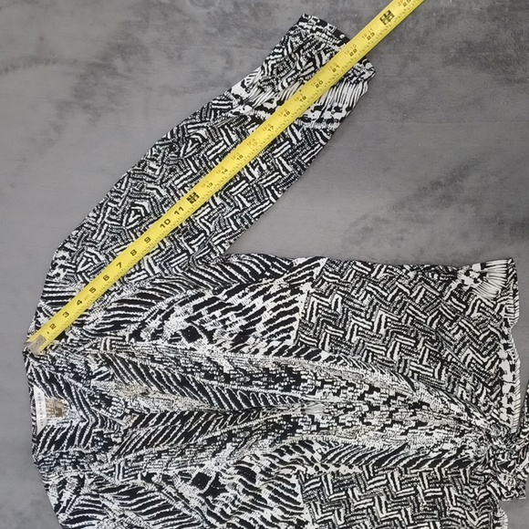 PETER NYGARD black & white cold-shoulder blouse. Button close. Size 6. NWT - Picture 11 of 16